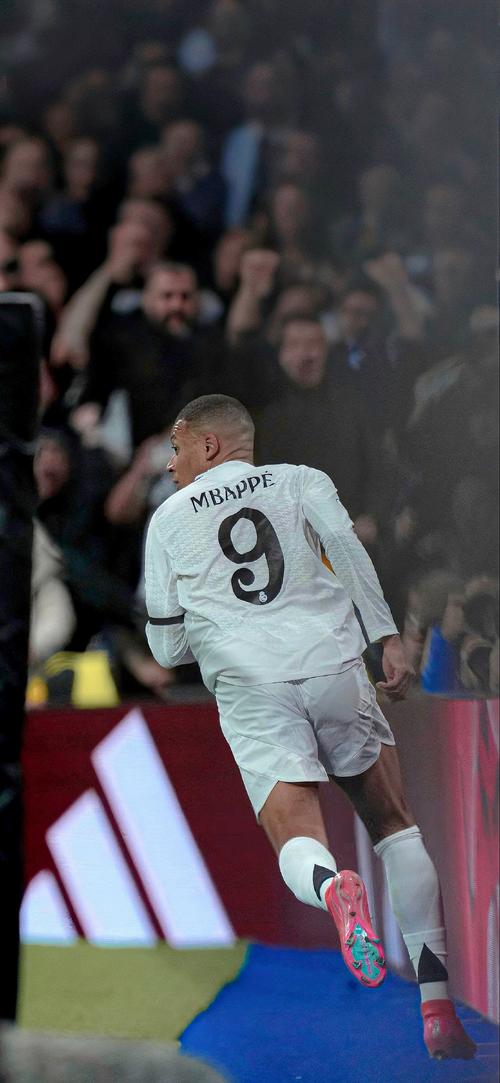 中超比赛亮点：武汉三镇绝杀山东泰山,（中超焦点战：武汉三镇补时绝杀山东泰山）