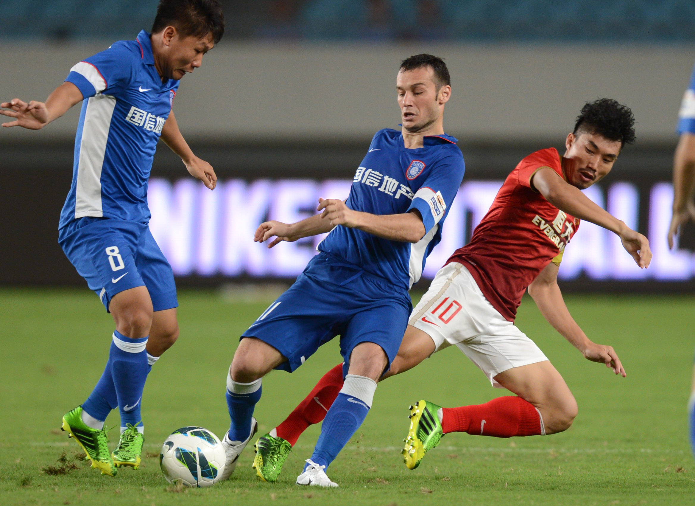 詹姆斯篮板抢断连续上榜（詹姆斯篮板与抢断双榜连登）