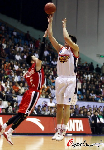 托尼：前锋不应在无意义的跑动上浪费精力，而是更专注于进球（托尼：前锋要减少无效跑动，把精力用在破门得分上）