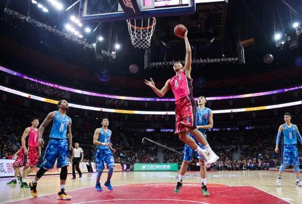 违反规则了，一支球队不能使用两名守门员（一支球队不得同时使用两名门将）