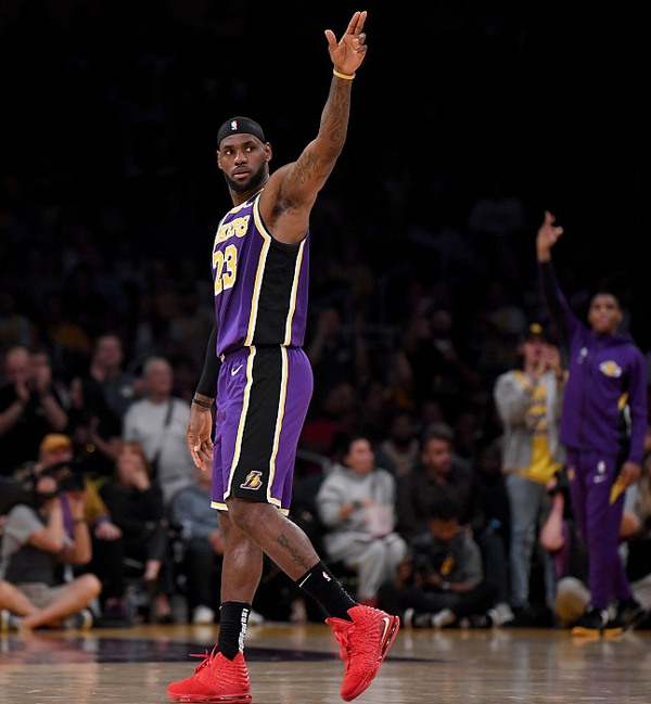 伦纳德复出后哈登投篮命中率仅38%，同时出战快船仅4胜9负（莱昂纳德复出后，哈登投篮命中率仅38%，两人同场时快船仅4胜9负）