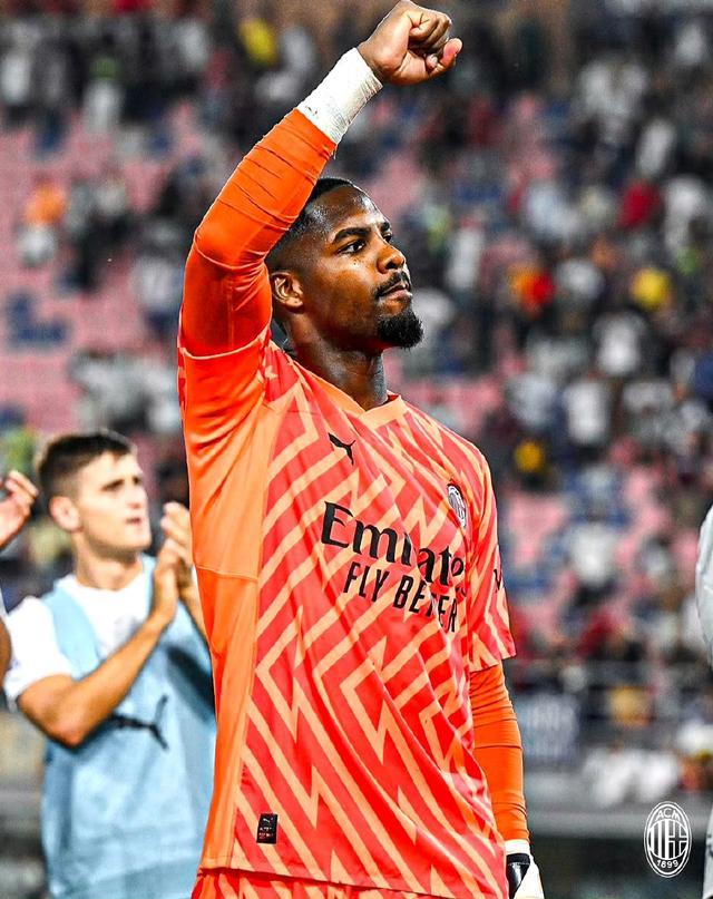 英媒：曼联对多特边锋阿德耶米感兴趣，但球员倾向于加盟阿森纳（英媒称曼联相中多特翼锋阿德耶米，球员更青睐投奔阿森纳）