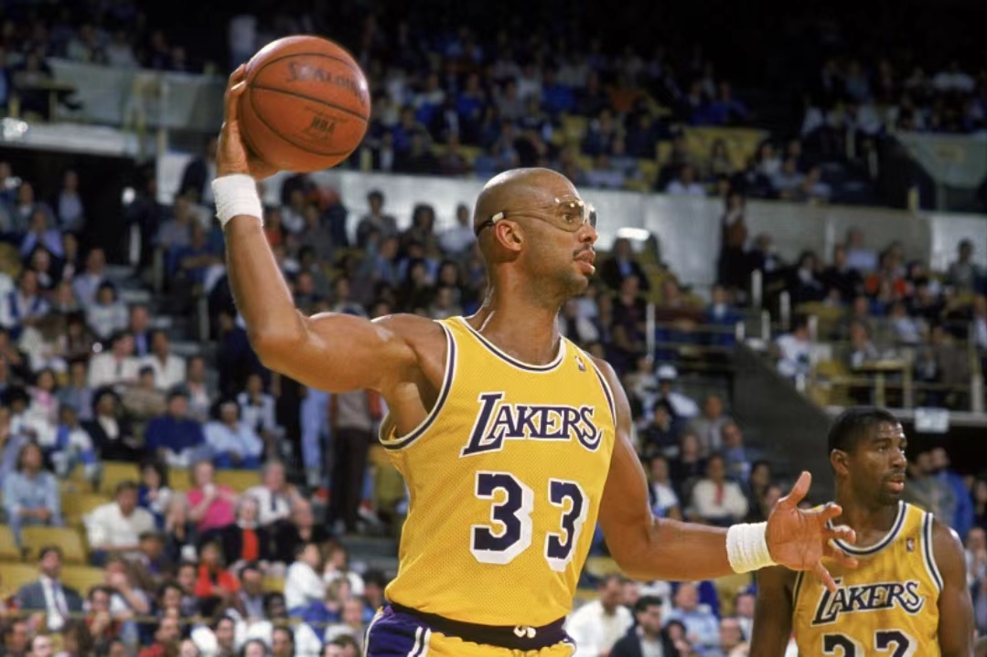 艾顿是湖人队史首位100%命中率0失误且砍两双的首发球员（艾顿成湖人队史首位先发，100%命中零失误豪取两双）